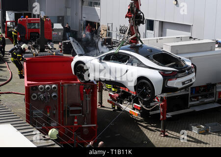 , Nederland, 25-03-2019, Nieuws Binnenland, Breda, einem elektrischen BMW i8 Brand am Montag in einem Showroom im Huifakkerstraat in Breda gefangen. Da das Auto Electric ist, könnte es nicht in der normalen Art und Weise gelöscht werden. Das Auto hatte daher in einem großen Behälter mit Wasser eingetaucht zu sein. Das Auto wird in den Wassertank für die nächsten 24 Stunden bleiben. Stockfoto