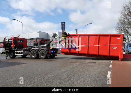 , Nederland, 25-03-2019, Nieuws Binnenland, Breda, einem elektrischen BMW i8 Brand am Montag in einem Showroom im Huifakkerstraat in Breda gefangen. Da das Auto Electric ist, könnte es nicht in der normalen Art und Weise gelöscht werden. Das Auto hatte daher in einem großen Behälter mit Wasser eingetaucht zu sein. Das Auto wird in den Wassertank für die nächsten 24 Stunden bleiben. Stockfoto