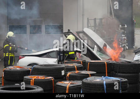 , Nederland, 25-03-2019, Nieuws Binnenland, Breda, einem elektrischen BMW i8 Brand am Montag in einem Showroom im Huifakkerstraat in Breda gefangen. Da das Auto Electric ist, könnte es nicht in der normalen Art und Weise gelöscht werden. Das Auto hatte daher in einem großen Behälter mit Wasser eingetaucht zu sein. Das Auto wird in den Wassertank für die nächsten 24 Stunden bleiben. Stockfoto