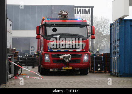 , Nederland, 25-03-2019, Nieuws Binnenland, Breda, einem elektrischen BMW i8 Brand am Montag in einem Showroom im Huifakkerstraat in Breda gefangen. Da das Auto Electric ist, könnte es nicht in der normalen Art und Weise gelöscht werden. Das Auto hatte daher in einem großen Behälter mit Wasser eingetaucht zu sein. Das Auto wird in den Wassertank für die nächsten 24 Stunden bleiben. Stockfoto