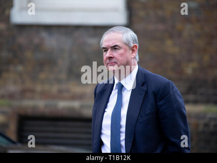 London, Großbritannien. 25 Mär, 2019. Geoffrey Cox, Attorney General, kommt an 10 Downing Street für die Kabinettssitzung Credit: Tommy London/Alamy leben Nachrichten Stockfoto