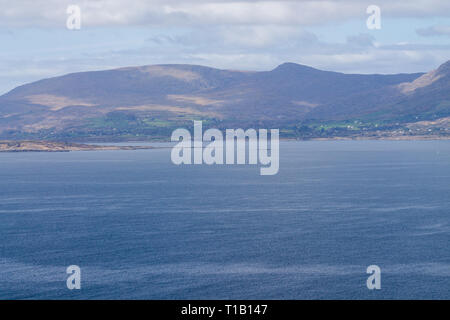 Sheeps Head Halbinsel, West Cork, Irland, 25. März 2019 Den warmen Frühling Tag mit Temperaturen bis zu 14 Grad der Blick über die Bantry Bay von den Sheeps Head Halbinsel einen schönen Anblick. Credit: aphperspective/Alamy leben Nachrichten Stockfoto