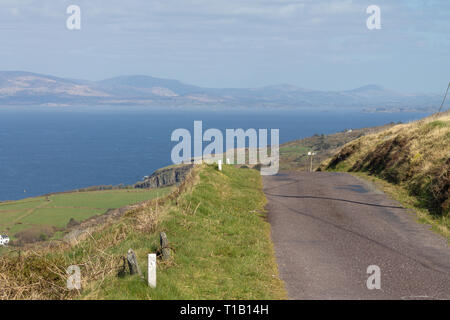 Sheeps Head Halbinsel, West Cork, Irland, 25. März 2019 Den warmen Frühling Tag mit Temperaturen bis zu 14 Grad der Blick über die Bantry Bay von den Sheeps Head Halbinsel einen schönen Anblick. Credit: aphperspective/Alamy leben Nachrichten Stockfoto