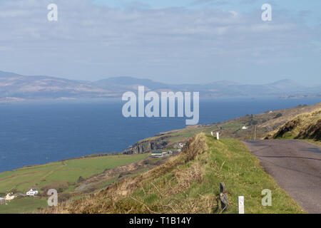 Sheeps Head Halbinsel, West Cork, Irland, 25. März 2019 Den warmen Frühling Tag mit Temperaturen bis zu 14 Grad der Blick über die Bantry Bay von den Sheeps Head Halbinsel einen schönen Anblick. Credit: aphperspective/Alamy leben Nachrichten Stockfoto