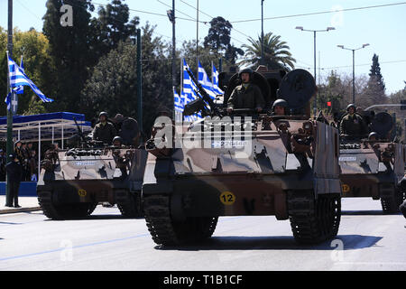 Athen, Griechenland. 25 Mär, 2019. Militärische Fahrzeuge nehmen an der Independence Day Parade in Athen, Griechenland, am 25. März 2019. Griechenland markierte am Montag der 198th Jahrestages des Beginns des griechischen Unabhängigkeitskrieg am 25. März 1821 gegen die 400-jährige Osmanische Herrschaft mit einem üblichen militärischen Parade im Zentrum von Athen. Credit: Marios Lolos/Xinhua/Alamy leben Nachrichten Stockfoto