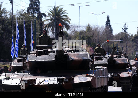 Athen, Griechenland. 25 Mär, 2019. Militärische Fahrzeuge nehmen an der Independence Day Parade in Athen, Griechenland, am 25. März 2019. Griechenland markierte am Montag der 198th Jahrestages des Beginns des griechischen Unabhängigkeitskrieg am 25. März 1821 gegen die 400-jährige Osmanische Herrschaft mit einem üblichen militärischen Parade im Zentrum von Athen. Credit: Marios Lolos/Xinhua/Alamy leben Nachrichten Stockfoto