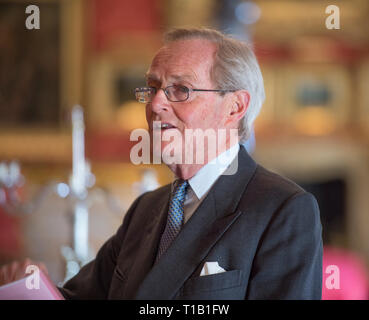 Apsley House, London, Großbritannien. 25. März, 2019. "Junge Wellington in Indien' Ausstellung erforscht die frühen Jahre und geben Ihnen Einblicke in die Menschen weltweit bekannt als der erste Herzog von Wellington, der später besiegte Napoleon bei Waterloo im Jahre 1815. Die Ausstellung läuft vom 30. März bis 3. November 2019. Bild: Arthur Charles Baldrian Wellesley, 9. Herzog von Wellington bietet eine Einführung in die Ausstellung. Credit: Malcolm Park/Alamy Leben Nachrichten. Stockfoto