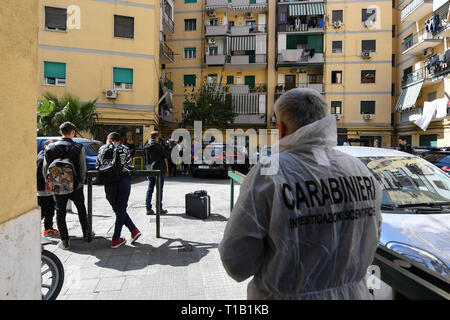 Neapel, Italien. 25. Mär 2019. Eine Frau, Stefanina Fragliasso, wurde tot in ihrem Bett gefesselt und geknebelt zu Hause gefunden. Die Entdeckung war auf dem dritten Stock eines Gebäudes im Zentrum von Neapel. 25/03/2019, Neapel, Italien Quelle: Unabhängige Fotoagentur Srl/Alamy leben Nachrichten Stockfoto