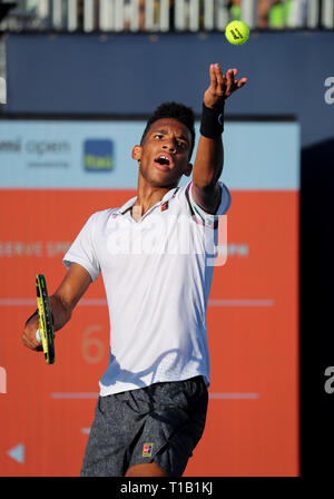 Miami Gardens, Florida, USA. 24 Mär, 2019. Felix Auger-Aliassine, von Kanada, serviert gegen Hubert Hurkacz, von Polen, während der 2019 Miami geöffneten dargestellt von itaú Professional Tennis Turnier, an dem Hardrock Stadion in Miami Gardens, Florida, USA gespielt. Mario Houben/CSM/Alamy leben Nachrichten Stockfoto