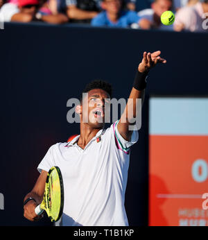 Miami Gardens, Florida, USA. 24 Mär, 2019. Felix Auger-Aliassine, von Kanada, serviert gegen Hubert Hurkacz, von Polen, während der 2019 Miami geöffneten dargestellt von itaú Professional Tennis Turnier, an dem Hardrock Stadion in Miami Gardens, Florida, USA gespielt. Mario Houben/CSM/Alamy leben Nachrichten Stockfoto