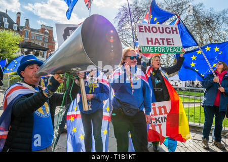 London, Großbritannien. 25. Mär 2019. Verlassen bedeutet verlassen und SODEM, pro EU, Demonstranten weiterhin ihre Punkte, Seite an Seite zu machen, außerhalb des Parlaments nach einem harten Wochenende, das wenig Fortschritte auf jedem Deal sah. Credit: Guy Bell/Alamy leben Nachrichten Stockfoto