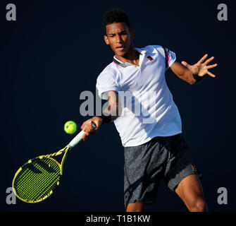 Miami Gardens, Florida, USA. 24 Mär, 2019. Felix Auger-Aliassine, von Kanada, liefert einen Schuß zu Hubert Hurkacz, von Polen, während der 2019 Miami geöffneten dargestellt von itaú Professional Tennis Turnier, an dem Hardrock Stadion in Miami Gardens, Florida, USA gespielt. Mario Houben/CSM/Alamy leben Nachrichten Stockfoto