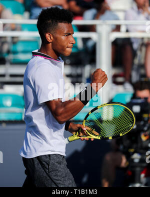 Miami Gardens, Florida, USA. 24 Mär, 2019. Felix Auger-Aliassine, von Kanada, feiert einen Punkt gegen Hubert Hurkacz, von Polen, während der 2019 Miami geöffneten dargestellt von itaú Professional Tennis Turnier, an dem Hardrock Stadion in Miami Gardens, Florida, USA gespielt. Mario Houben/CSM/Alamy leben Nachrichten Stockfoto