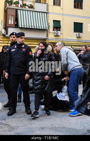 Neapel, Italien. 25. Mär 2019. Eine Frau, Stefanina Fragliasso, wurde tot in ihrem Bett gefesselt und geknebelt zu Hause gefunden. Die Entdeckung war auf dem dritten Stock eines Gebäudes im Zentrum von Neapel. 25/03/2019, Neapel, Italien Quelle: Unabhängige Fotoagentur Srl/Alamy leben Nachrichten Stockfoto