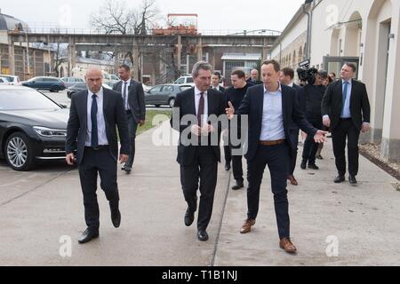 Dresden, Deutschland. 25 Mär, 2019. EU-Haushalt EU-Kommissar Günther Oettinger (M) und Nicolas Röhrs (r), Managing Director Cloud & Wärme Technologien, besuchen Sie die Firma Cloud & Wärme Technologien auf dem Firmengelände. Während der Begehung, Oettinger will sich über die Ziele und Aktivitäten der Sächsischen green IT Unternehmen zu informieren. Credit: Sebastian Kahnert/dpa/Alamy leben Nachrichten Stockfoto