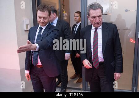 Dresden, Deutschland. 25 Mär, 2019. Michael Kretschmer (CDU, l), Ministerpräsident von Sachsen, und den EU-Haushalt EU-Kommissar Günther Oettinger stehen auf dem Parkplatz nach einer Tour durch die Cloud & Wärme Technologien Unternehmen. Während der Begehung, Oettinger will sich über die Ziele und Aktivitäten der Sächsischen green IT Unternehmen zu informieren. Credit: Sebastian Kahnert/dpa/Alamy leben Nachrichten Stockfoto