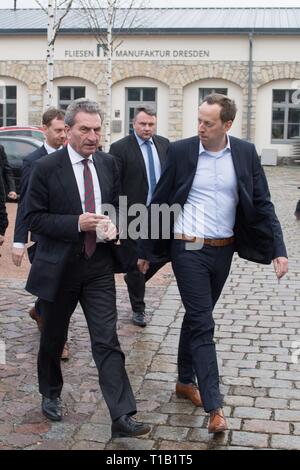 Dresden, Deutschland. 25 Mär, 2019. EU-Haushalt EU-Kommissar Günther Oettinger (l) und Nicolas Schwacke, Geschäftsführer Cloud & Wärme Technologien, besuchen Sie die Firma Cloud & Wärme Technologien auf dem Firmengelände. Während der Begehung, Oettinger will sich über die Ziele und Aktivitäten der Sächsischen green IT Unternehmen zu informieren. Credit: Sebastian Kahnert/dpa/Alamy leben Nachrichten Stockfoto