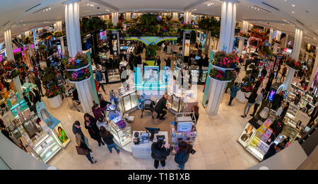 New York, USA. 24. Mär 2019. Tiffany und Co. der Marke Parfüm Zähler in Macy's Flaggschiff Kaufhaus in der Herald Square in New York während des 45. jährlichen Macy Flower Show, am Tag der Eröffnung Sonntag, 24. März 2019. Besucher in Scharen zu der diesjährigen Show, da eine extraterrestrische Titel und Thema "Reise nach Paradisios', über 5000 Blumen in gartenlust evoziert eine Sci-fi-Reise in den Weltraum zu genießen. Die Show läuft noch bis zum 7. April. (© Richard B. Levine) Credit: Richard Levine/Alamy leben Nachrichten Stockfoto