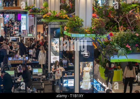 New York, USA. 24. Mär 2019. Parfum Abteilung in Macy's Herald Square in New York während des 45. jährlichen Macy Flower Show, am Tag der Eröffnung Sonntag, 24. März 2019. Besucher in Scharen zu der diesjährigen Show, da eine extraterrestrische Titel und Thema "Reise nach Paradisios', über 5000 Blumen in gartenlust evoziert eine Sci-fi-Reise in den Weltraum zu genießen. Die Show läuft noch bis zum 7. April. (© Richard B. Levine) Credit: Richard Levine/Alamy leben Nachrichten Stockfoto