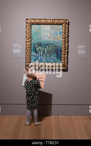 Tate Britain, London, UK. 25. März, 2019. Die EY Ausstellung: Van Gogh und Großbritannien, die erste Ausstellung einen neuen Blick auf die Künstler durch seine Beziehung zu Großbritannien wie Van Gogh durch britische Kunst, Literatur & Kultur während seiner gesamten Karriere inspiriert wurde und wie er wiederum inspirierte britische Künstler, von Sickert zu Francis Bacon und bringt die größte Gruppe von Van Gogh Gemälde in Großbritannien gezeigt für fast eine Dekade zu nehmen. Bild: Kind zieht den Gefängnishof, 1890. Van Gogh. Das puschkin Staatliches Museum der Bildenden Künste, Moskau. Credit: Malcolm Park/Alamy Leben Nachrichten. Stockfoto