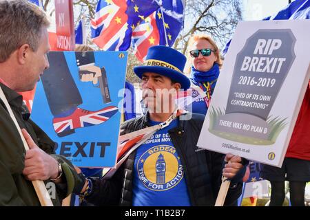 London, Großbritannien. 25. Mär 2019. Steve Bray, Aktivist, SODEM stellt ein Pro Brexit Demonstrator, Protest, Houses of Parliament, Westminster, London Quelle: michael Melia/Alamy leben Nachrichten Stockfoto