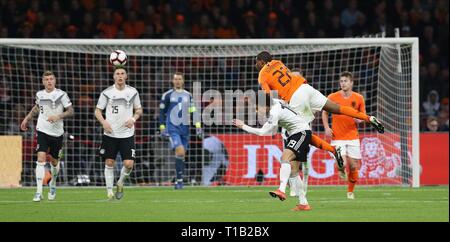 Amsterdam, Niederlande. 25 Mär, 2019. firo: 24.03.2019, Fußball, Fußball, Nationalmannschaft Deutschland, UEFA, EM-Qualifikation 2010, EM-Qualifikation 2020, Niederlande, Holland- ger, Deutschland 2:3 Dumfries, Niederlande über versus SANE | Verwendung der weltweiten Kredit: dpa/Alamy leben Nachrichten Stockfoto