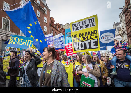 London, Großbritannien. 23. März 2019. Brexit Menschen Abstimmung März. Zehntausende von Pro-EU-Befürworter nehmen an einem Gottesdienst März bis Westminster anspruchsvolle der Öffentlichkeit eine endgültige auf jedem Brexit viel sagen. Credit: Guy Corbishley/Alamy leben Nachrichten Stockfoto