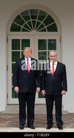 Washington, USA. 25. Mär 2019. Präsidenten der Vereinigten Staaten Donald J. Trumpf Posen für Fotos mit dem israelischen Premierminister, Benjamin Netanjahu, bevor ein Treffen im Weißen Haus in Washington, DC, 25. März 2019. Quelle: Chris Kleponis/CNP | Verwendung der weltweiten Kredit: dpa Picture alliance/Alamy Leben Nachrichten Quelle: dpa/Alamy leben Nachrichten Stockfoto