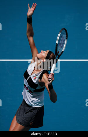 Miami Gardens, Florida, USA. 25 Mär, 2019. Petra Kvitova, der Tschechischen Republik, serviert gegen Caroline Garcia, von Frankreich, während eine vierte Runde des 2019 Miami geöffneten dargestellt von itaú Professional Tennis Turnier, an dem Hardrock Stadion in Miami Gardens, Florida, USA gespielt. Credit: Mario Houben/CSM/Alamy leben Nachrichten Stockfoto