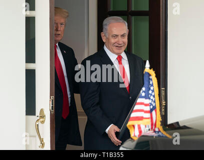 Washington, Vereinigte Staaten von Amerika. 25 Mär, 2019. Präsidenten der Vereinigten Staaten Donald J. Trumpf Escorts der israelische Ministerpräsident Benjamin Netanjahu nach dem Treffen im Weißen Haus in Washington, DC, 25. März 2019. Quelle: Chris Kleponis/CNP | Verwendung der weltweiten Kredit: dpa/Alamy leben Nachrichten Stockfoto