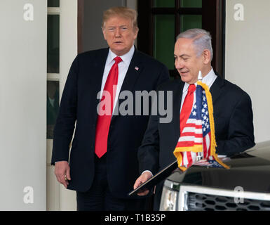 Washington, Vereinigte Staaten von Amerika. 25 Mär, 2019. Präsidenten der Vereinigten Staaten Donald J. Trumpf Escorts der israelische Ministerpräsident Benjamin Netanjahu nach dem Treffen im Weißen Haus in Washington, DC, 25. März 2019. Quelle: Chris Kleponis/CNP | Verwendung der weltweiten Kredit: dpa/Alamy leben Nachrichten Stockfoto