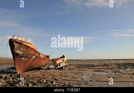 Rampside, Cumbria GROSSBRITANNIEN. 25. März 2019. UK Wetter. Frühling Sonnenschein und blauer Himmel von Rampside. Blick auf das verlassene Trawler "Vita Nova" an der Küste von Cumbria. Credit: greenburn/Alamy leben Nachrichten Stockfoto