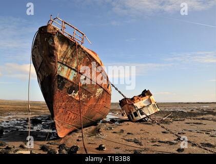 Rampside, Cumbria GROSSBRITANNIEN. 25. März 2019. UK Wetter. Frühling Sonnenschein und blauer Himmel von Rampside. Blick auf das verlassene Trawler "Vita Nova" an der Küste von Cumbria. Credit: greenburn/Alamy leben Nachrichten Stockfoto