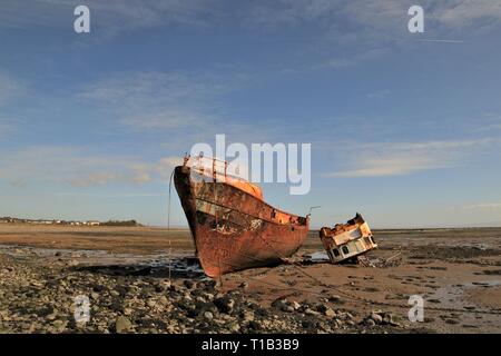 Rampside, Cumbria GROSSBRITANNIEN. 25. März 2019. UK Wetter. Frühling Sonnenschein und blauer Himmel von Rampside. Blick auf das verlassene Trawler "Vita Nova" an der Küste von Cumbria. Credit: greenburn/Alamy leben Nachrichten Stockfoto