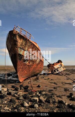 Rampside, Cumbria GROSSBRITANNIEN. 25. März 2019. UK Wetter. Frühling Sonnenschein und blauer Himmel von Rampside. Blick auf das verlassene Trawler "Vita Nova" an der Küste von Cumbria. Credit: greenburn/Alamy leben Nachrichten Stockfoto