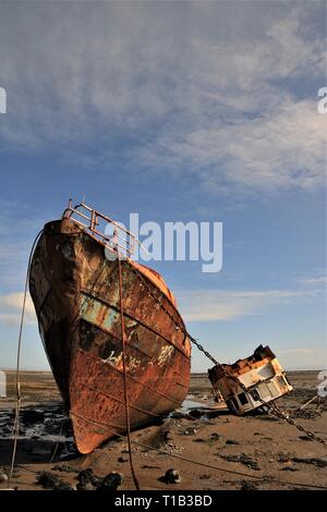 Rampside, Cumbria GROSSBRITANNIEN. 25. März 2019. UK Wetter. Frühling Sonnenschein und blauer Himmel von Rampside. Blick auf das verlassene Trawler "Vita Nova" an der Küste von Cumbria. Credit: greenburn/Alamy leben Nachrichten Stockfoto