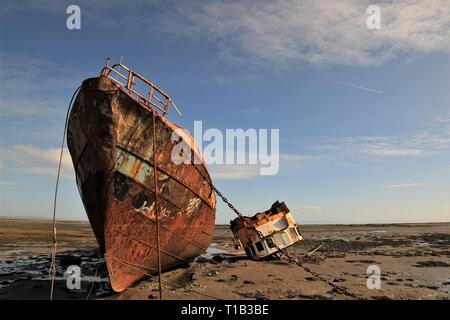 Rampside, Cumbria GROSSBRITANNIEN. 25. März 2019. UK Wetter. Frühling Sonnenschein und blauer Himmel von Rampside. Blick auf das verlassene Trawler "Vita Nova" an der Küste von Cumbria. Credit: greenburn/Alamy leben Nachrichten Stockfoto