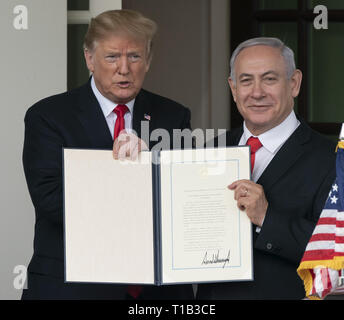 Washington, District of Columbia, USA. 25 Mär, 2019. Präsidenten der Vereinigten Staaten DONALD TRUMP, Links, und der israelische Ministerpräsident Benjamin Netanjahu Anzeige eine Bestellung von Trumpf in Anerkennung der Golanhöhen als israelisches Territorium unterzeichnet, nach dem Treffen im Weißen Haus. Quelle: Chris Kleponis/CNP/ZUMA Draht/Alamy leben Nachrichten Stockfoto