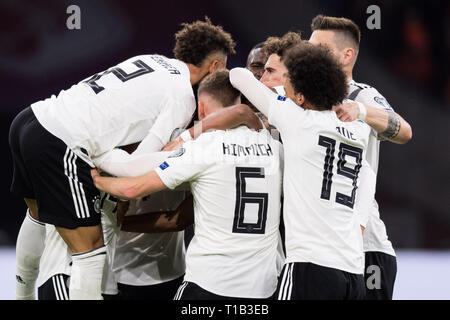 Jubilationtraube der deutschen Spielern nach dem Ziel machen es 2-0 für Deutschland, Jubel, Jubel, Jubeln, Freude, Jubel, Feiern, goaljubel, halb Bild, halb Abbildung, Fussball Laenderspiel, EURO Qualifikation, Gruppe C, Niederlande (NED) - Deutschland (GER) 2:3, am 24.03.2019 an der Johan Cruyff Arena in Amsterdam/Niederlande. ##DFB/UEFA-Bestimmungen verbieten die Verwendung von Fotografien als Bildsequenzen und/oder quasi-Video## € | Nutzung weltweit Stockfoto