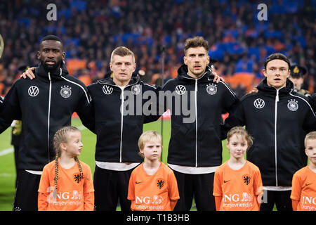 Fltr Antonio Rüdiger (RvÃºdiger, GER), Toni Kroos (GER), Leon Goretzka (GER), Nico SCHULZ (GER) singen die Nationalhymne vor dem Spiel mit, Singen, Präsentation, Präsentation, Aufstellung, vor dem Start des Spiels, Zeremonie, Line up, halb Bild, halb Abbildung, Landschaft, Fussball Laenderspiel, EM-Qualifikation, Gruppe C, Niederlande (NED) - Deutschland (GER) 2:3, am 24.03.2019 an der Johan Cruyff Arena in Amsterdam/Niederlande. ##DFB/UEFA-Bestimmungen verbieten die Verwendung von Fotografien als Bildsequenzen und/oder quasi-Video## € | Nutzung weltweit Stockfoto