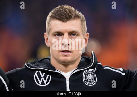 Toni Kroos (GER) singt vor dem Spiel die Nationalhymne mit, Singen, Präsentation, Präsentation, pre-match, Zeremonie,, Brustbild, Fußball Länderspiel, EM-Qualifikation, Gruppe C, Niederlande (NED) - Deutschland (GER) 2:3, am 24.03.2019 an der Johan Cruyff Arena in Amsterdam/Niederlande. ##DFB/UEFA-Bestimmungen verbieten die Verwendung von Fotografien als Bildsequenzen und/oder quasi-Video## € | Nutzung weltweit Stockfoto