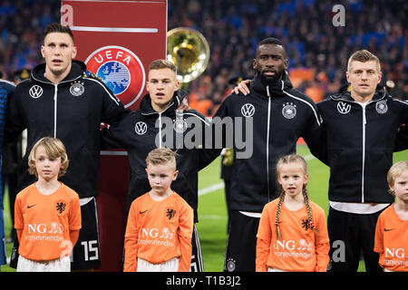 Von links nach rechts Niklas SUELE (Svºle, GER), Joshua KIMMICH (GER), Antonio Rüdiger (Rvºdiger, GER), Toni Kroos (GER) links singen die Nationalhymne vor dem Spiel, Gesang, Präsentation, Präsentation, Aufstellung, vor dem Start des Spiels, Zeremonie, bis Zeile, halb Bild, halb Abbildung, Landschaft, Fussball Laenderspiel, EM-Qualifikation, Gruppe C, Niederlande (NED) - Deutschland (GER) 2:3, am 24.03.2019 an der Johan Cruyff Arena in Amsterdam/Niederlande. ##DFB/UEFA-Bestimmungen verbieten die Verwendung von Fotografien als Bildsequenzen und/oder quasi-Video## € | Nutzung weltweit Stockfoto