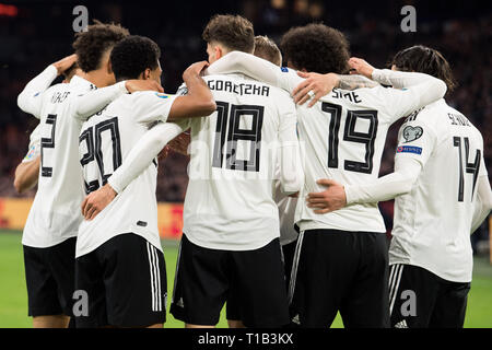 Jubilationtraube der deutschen Spielern nach dem Ziel machen es 1-0 für Deutschland, Jubel, Jubel, Jubeln, Freude, Jubel, Feiern, goaljubel, halb Bild, halb Abbildung, Fussball Laenderspiel, EURO Qualifikation, Gruppe C, Niederlande (NED) - Deutschland (GER) 2:3, am 24.03.2019 an der Johan Cruyff Arena in Amsterdam/Niederlande. ##DFB/UEFA-Bestimmungen verbieten die Verwendung von Fotografien als Bildsequenzen und/oder quasi-Video## € | Nutzung weltweit Stockfoto