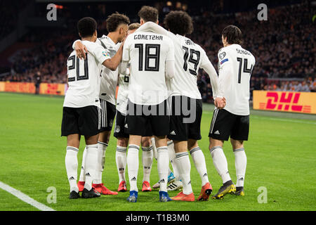 Jubilationtraube der deutschen Spielern nach dem Ziel machen es 1-0 für Deutschland, Jubel, Jubel, Jubeln, Freude, Jubel feiern,, goaljubel, vollständige Abbildung, Fussball Laenderspiel, EURO Qualifikation, Gruppe C, Niederlande (NED) - Deutschland (GER) 2:3, am 24.03.2019 an der Johan Cruyff Arena in Amsterdam/Niederlande. ##DFB/UEFA-Bestimmungen verbieten die Verwendung von Fotografien als Bildsequenzen und/oder quasi-Video## € | Nutzung weltweit Stockfoto