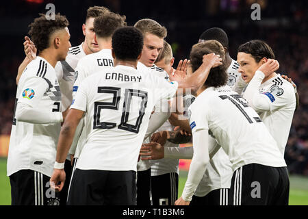 Jubilationtraube der deutschen Spielern nach dem Ziel machen es 1-0 für Deutschland, Jubel, Jubel, Jubeln, Freude, Jubel, Feiern, goaljubel, halb Bild, halb Abbildung, Fussball Laenderspiel, EURO Qualifikation, Gruppe C, Niederlande (NED) - Deutschland (GER) 2:3, am 24.03.2019 an der Johan Cruyff Arena in Amsterdam/Niederlande. ##DFB/UEFA-Bestimmungen verbieten die Verwendung von Fotografien als Bildsequenzen und/oder quasi-Video## € | Nutzung weltweit Stockfoto