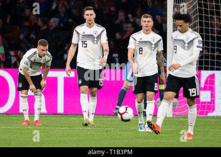 Fltr Joshua KIMMICH (GER), Niklas SUELE (SvÃºle, GER), Toni Kroos (GER), Leroy SANE (GER) sind nach dem Ziel zu 2:2-Ausgleich für die Niederlande enttäuscht, enttäuscht, Enttäuschung, Enttäuschung, traurig, frustratedriert, frustriert, gefustratedet, vollständige Figur, Landschaft, Fussball Laenderspiel, EURO Qualifikation, Gruppe C, Niederlande (NED) - Deutschland (GER) 2:3, am 24.03.2019 an der Johan Cruyff Arena in Amsterdam/Niederlande enttäuscht. ##DFB/UEFA-Bestimmungen verbieten die Verwendung von Fotografien als Bildsequenzen und/oder quasi-Video## € | Nutzung weltweit Stockfoto