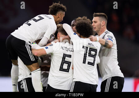 Jubilationtraube der deutschen Spielern nach dem Ziel machen es 2-0 für Deutschland, Jubel, Jubel, Jubeln, Freude, Jubel, Feiern, goaljubel, halb Bild, halb Abbildung, Fussball Laenderspiel, EURO Qualifikation, Gruppe C, Niederlande (NED) - Deutschland (GER) 2:3, am 24.03.2019 an der Johan Cruyff Arena in Amsterdam/Niederlande. ##DFB/UEFA-Bestimmungen verbieten die Verwendung von Fotografien als Bildsequenzen und/oder quasi-Video## € | Nutzung weltweit Stockfoto