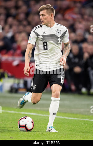 Toni Kroos (GER) mit Kugel, einzelne Maßnahmen mit Kugel, Aktion, vollständige Abbildung, Hochformat, Fussball Laenderspiel, EURO Qualifikation, Gruppe C, Niederlande (NED) - Deutschland (GER) 2:3, Apr 24, 2014 in Johan Cruyff Arena in Amsterdam/Niederlande. ##DFB/UEFA-Bestimmungen verbieten die Verwendung von Fotografien als Bildsequenzen und/oder quasi-Video## € | Nutzung weltweit Stockfoto