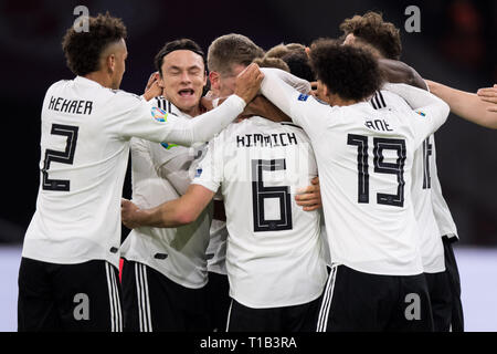 Jubilationtraube der deutschen Spielern nach dem Ziel machen es 2-0 für Deutschland, Jubel, Jubel, Jubeln, Freude, Jubel, Feiern, goaljubel, halb Bild, halb Abbildung, Fussball Laenderspiel, EURO Qualifikation, Gruppe C, Niederlande (NED) - Deutschland (GER) 2:3, am 24.03.2019 an der Johan Cruyff Arena in Amsterdam/Niederlande. ##DFB/UEFA-Bestimmungen verbieten die Verwendung von Fotografien als Bildsequenzen und/oder quasi-Video## € | Nutzung weltweit Stockfoto