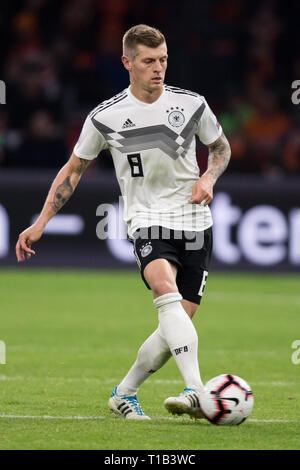 Toni Kroos (GER) mit Kugel, einzelne Maßnahmen mit Kugel, Aktion, vollständige Abbildung, Hochformat, Fussball Laenderspiel, EURO Qualifikation, Gruppe C, Niederlande (NED) - Deutschland (GER) 2:3, Apr 24, 2014 in Johan Cruyff Arena in Amsterdam/Niederlande. ##DFB/UEFA-Bestimmungen verbieten die Verwendung von Fotografien als Bildsequenzen und/oder quasi-Video## € | Nutzung weltweit Stockfoto